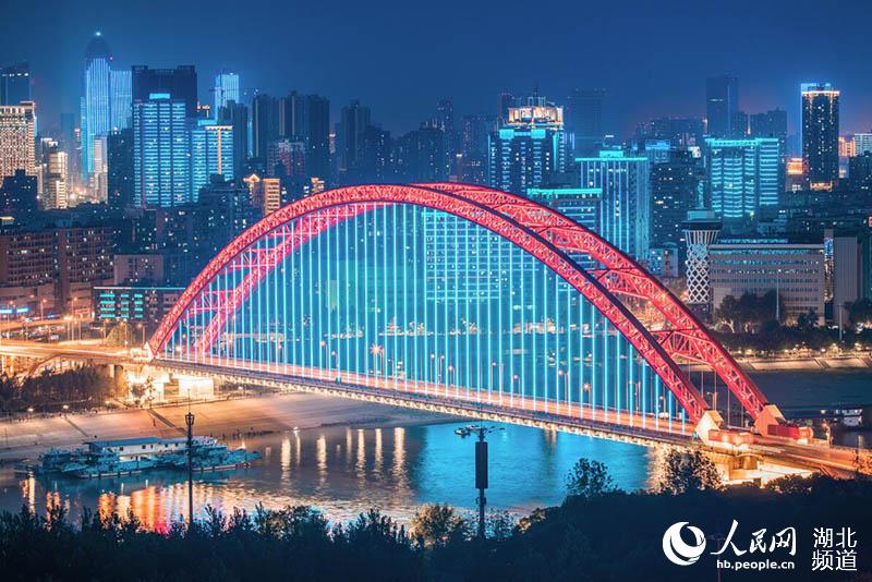 震撼！LED幕墻燈光技術(shù)助力70周年大型燈光秀，告白祖國(guó)！